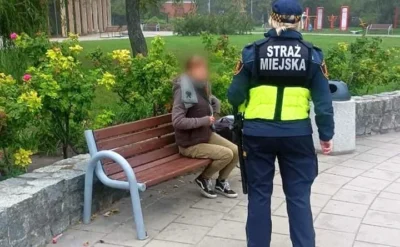 36-latka siedziała na ławce. Strażnicy miejscy znaleźli dla niej schronienie